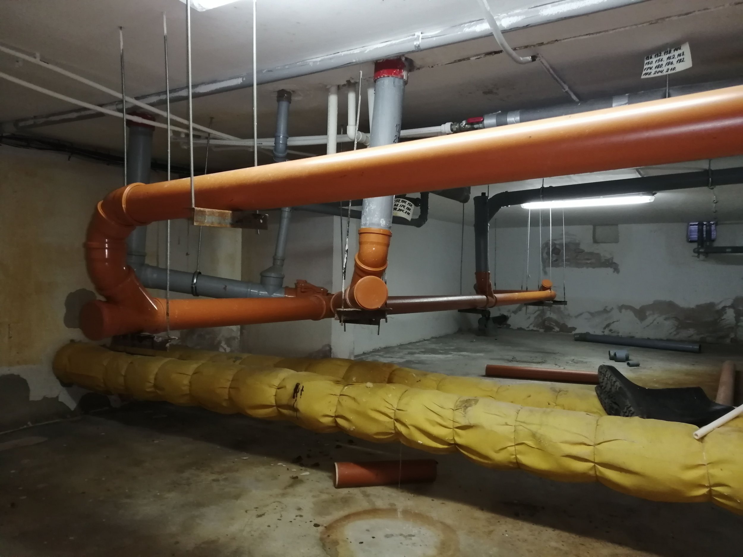Замена трубопроводов канализации в подвале